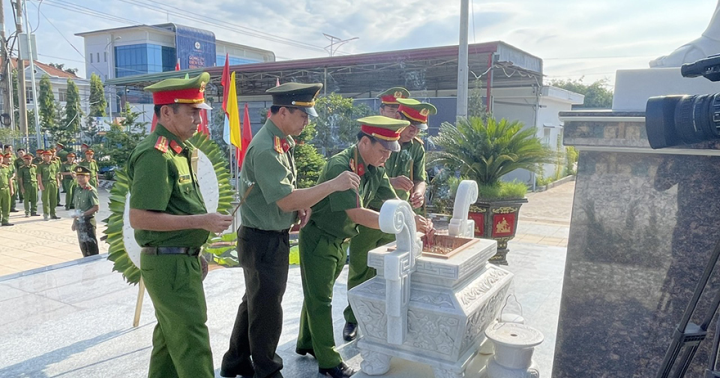 Công an huyện Đức Linh: Dâng hương, dâng hoa tưởng nhớ Chủ tịch Hồ Chí Minh